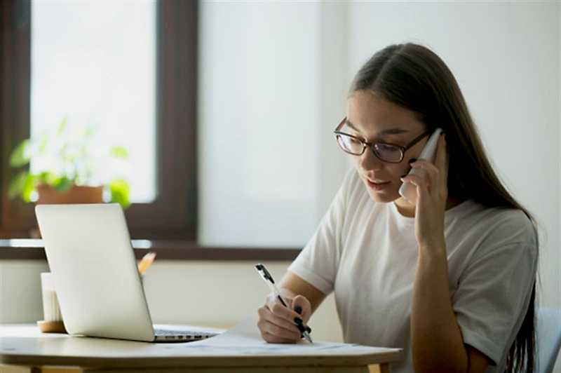 female-worker-consulting-client-phone_1163-3977_800x532